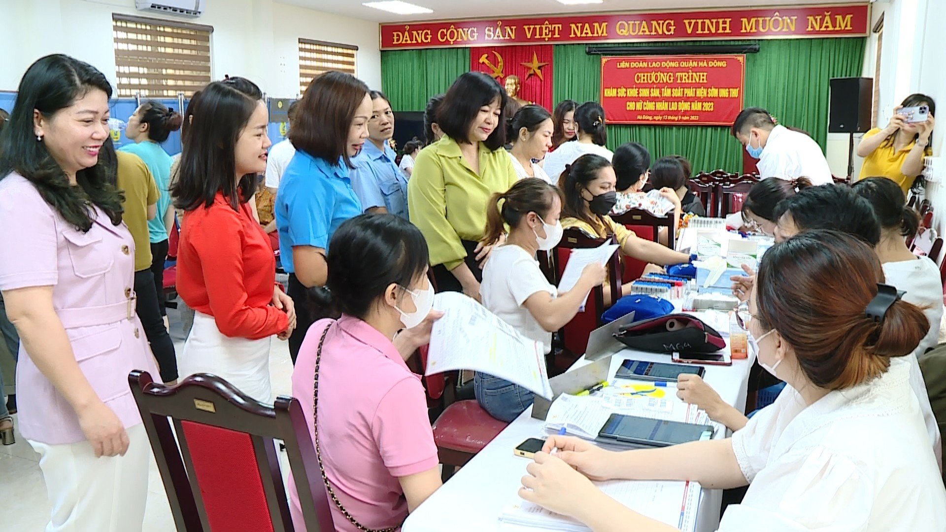 Hà Đông: Khám sức khỏe, tầm soát ung thư miễn phí cho 130 công nhân lao động  - ảnh 2