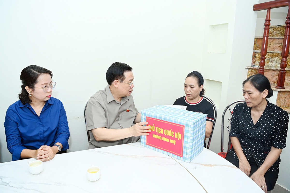 Chủ tịch Quốc hội Vương Đình Huệ thăm, động viên nạn nhân vụ hoả hoạn tại chung cư mini quận Thanh Xuân - ảnh 2