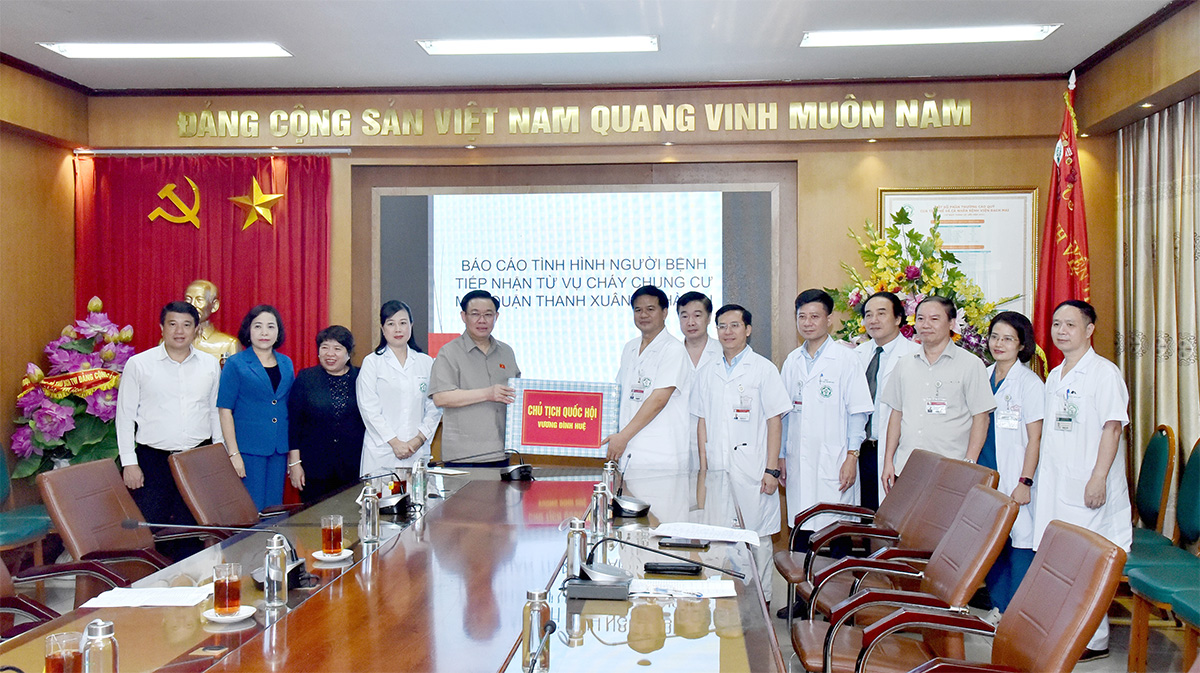 Chủ tịch Quốc hội Vương Đình Huệ thăm, động viên nạn nhân vụ hoả hoạn tại chung cư mini quận Thanh Xuân - ảnh 3