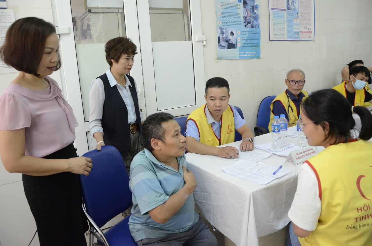 Hà Đông: 300 nữ đoàn viên công đoàn, đối tượng chính sách được khám sức khỏe miễn phí - ảnh 1