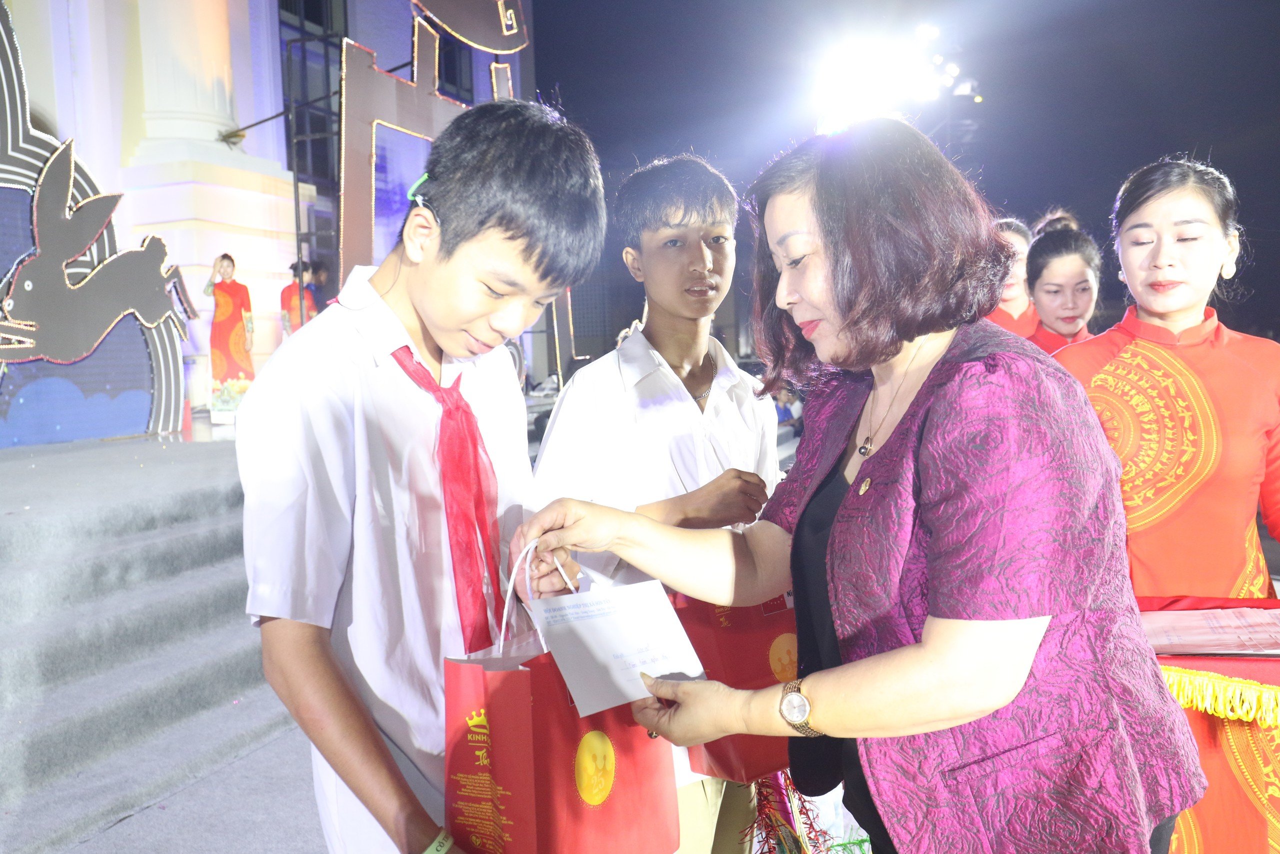 Lung linh đêm hội “Trung thu Thành cổ Sơn Tây- Xứ Đoài năm 2023” - ảnh 9