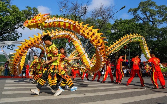 Sôi động “Carnaval mùa thu Hà Nội” với hơn 1.500 người diễu hành trên đường phố - ảnh 1