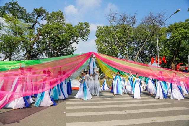 Sôi động “Carnaval mùa thu Hà Nội” với hơn 1.500 người diễu hành trên đường phố - ảnh 7