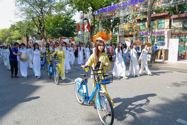 Sôi động “Carnaval mùa thu Hà Nội” với hơn 1.500 người diễu hành trên đường phố - ảnh 4