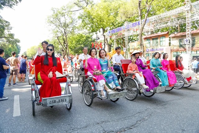 Sôi động “Carnaval mùa thu Hà Nội” với hơn 1.500 người diễu hành trên đường phố - ảnh 5