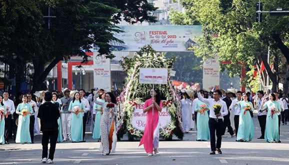 Sôi động “Carnaval mùa thu Hà Nội” với hơn 1.500 người diễu hành trên đường phố - ảnh 3