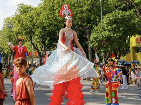 Sôi động “Carnaval mùa thu Hà Nội” với hơn 1.500 người diễu hành trên đường phố - ảnh 9