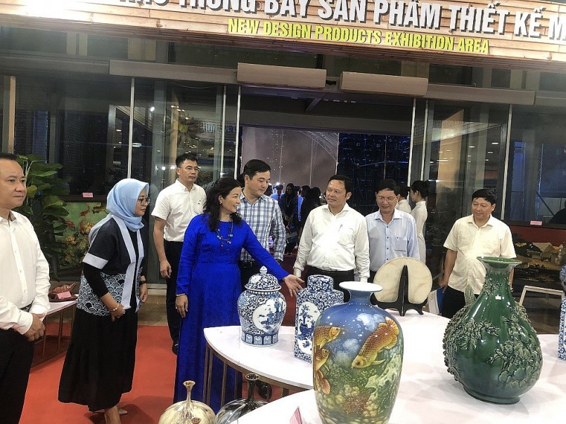 Khai mạc Hội chợ quốc tế Quà tặng hàng thủ công mỹ nghệ Hà Nội lần thứ 12 - ảnh 2
