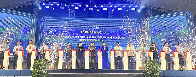 Khai mạc Hội chợ quốc tế Quà tặng hàng thủ công mỹ nghệ Hà Nội lần thứ 12 - ảnh 1