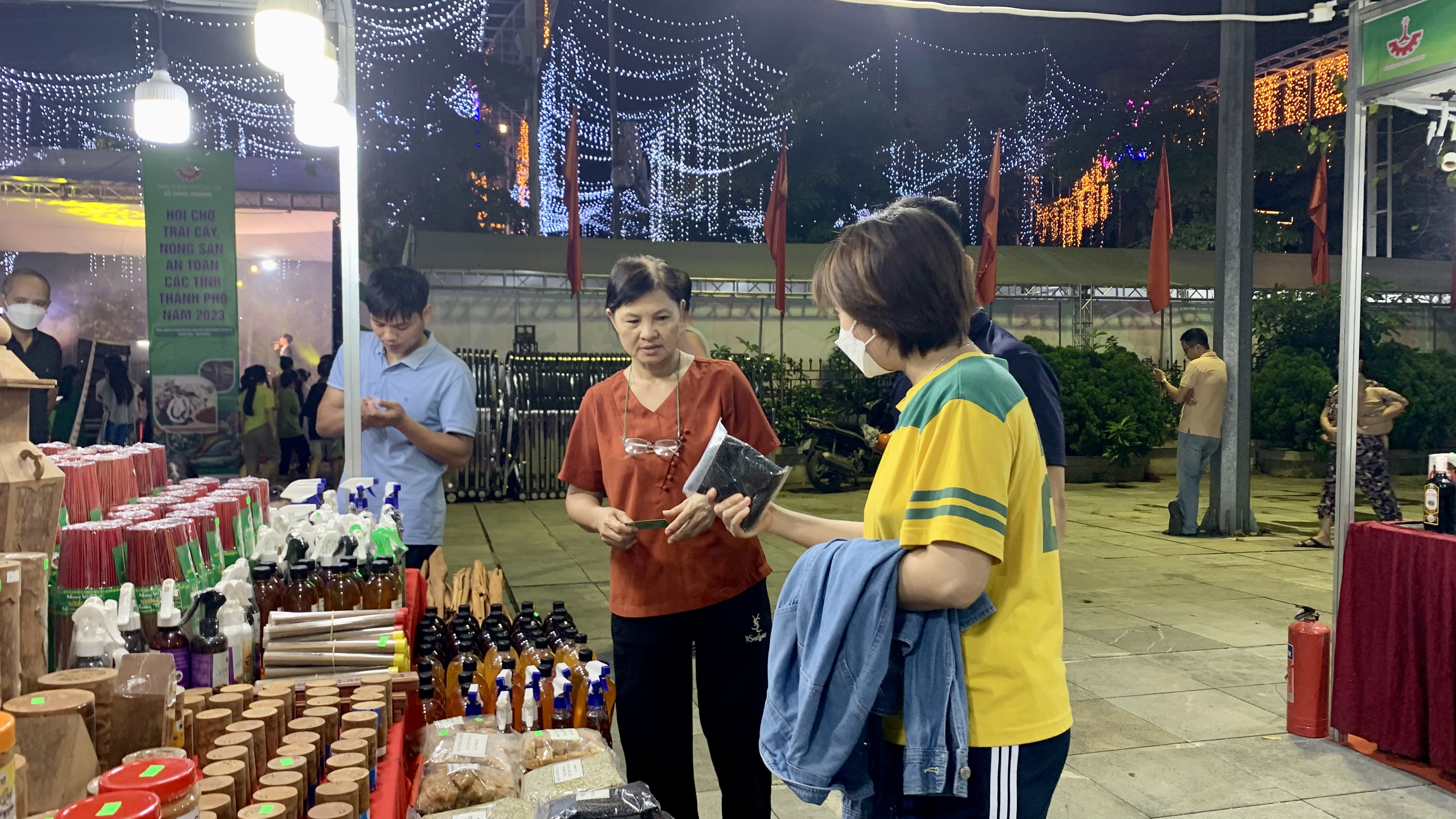 Hơn 130 gian hàng giới thiệu sản phẩm tại Hội chợ trái cây, nông sản an toàn các tỉnh, thành phố - ảnh 4
