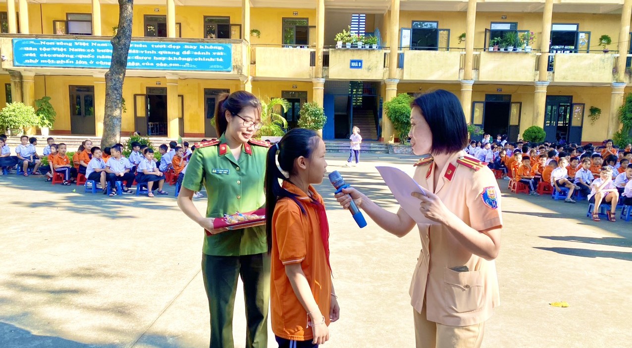 Gần 1.400 học sinh được tập huấn về thoát nạn khi cháy nổ - ảnh 2