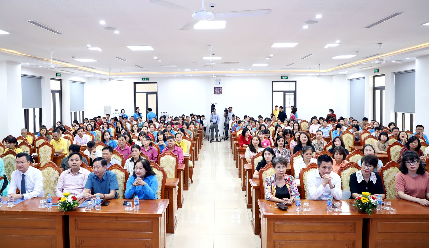 Gần 300 đoàn viên, người lao động tham gia đối thoại về chính sách tiền lương và bảo hiểm xã hội - ảnh 1