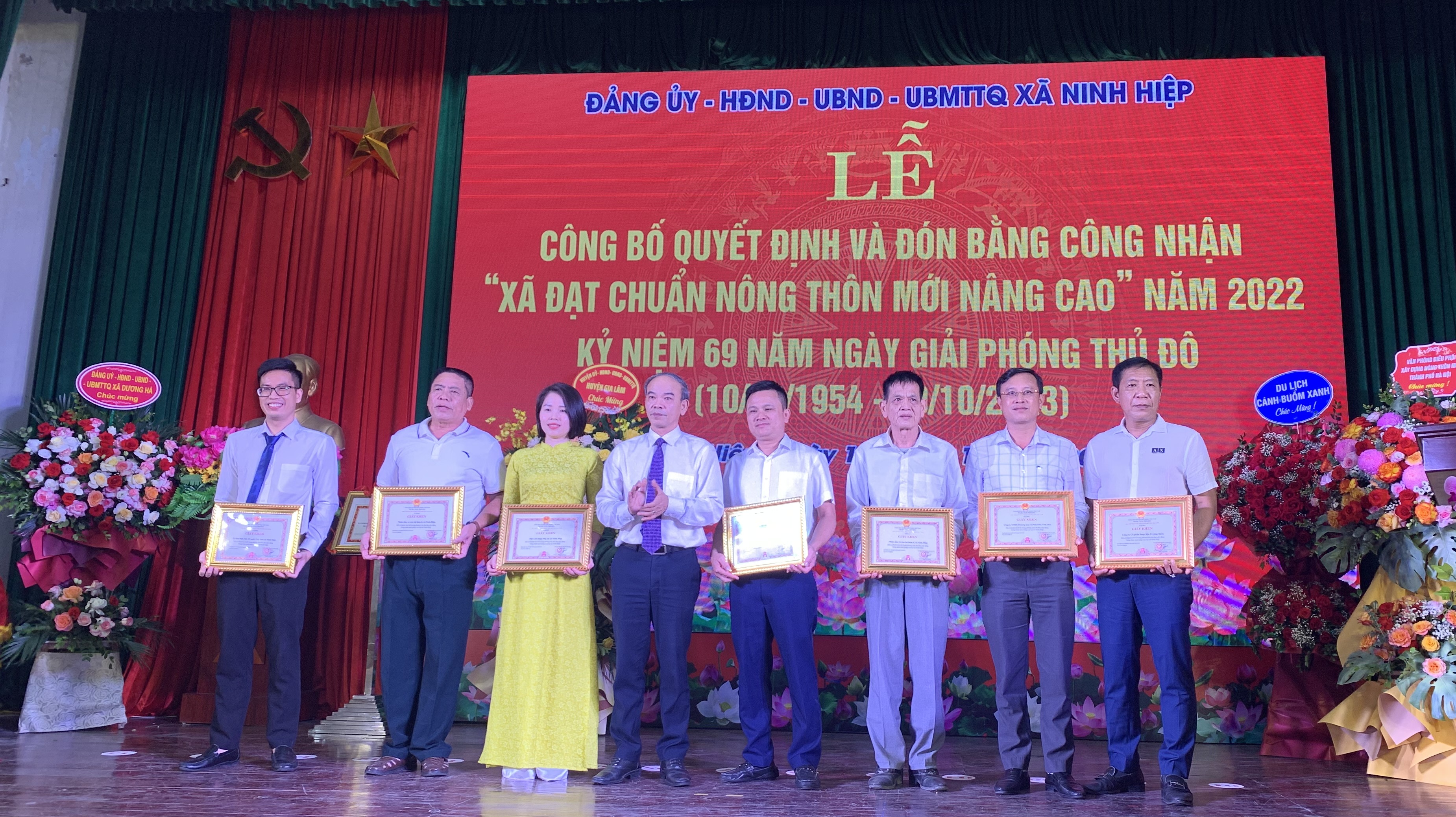 Xã Ninh Hiệp nhận danh hiệu xã đạt chuẩn Nông thôn mới nâng cao - ảnh 4