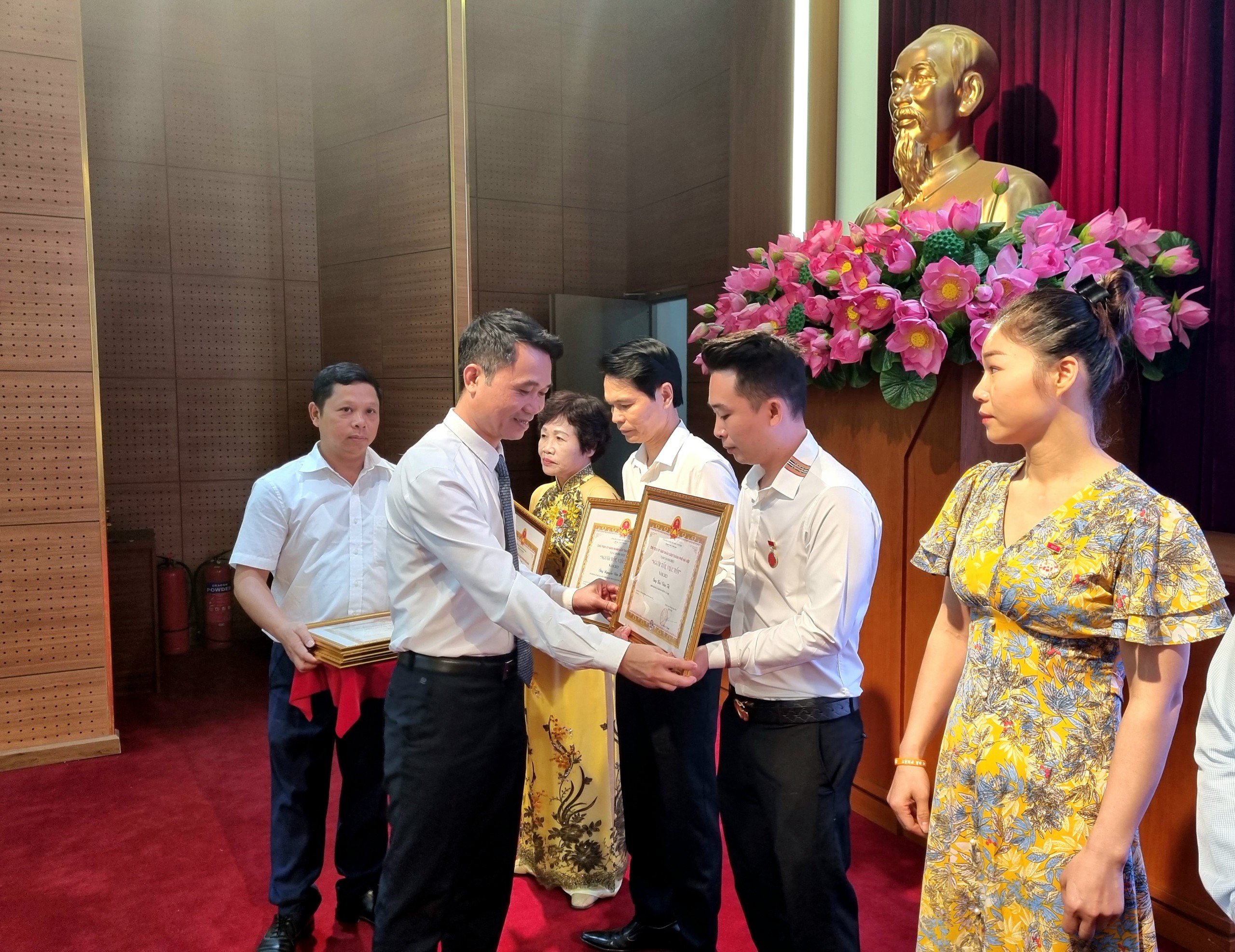 Gia Lâm vinh danh nhiều cá nhân tiêu biểu trong phong trào Người tốt, việc tốt - ảnh 4