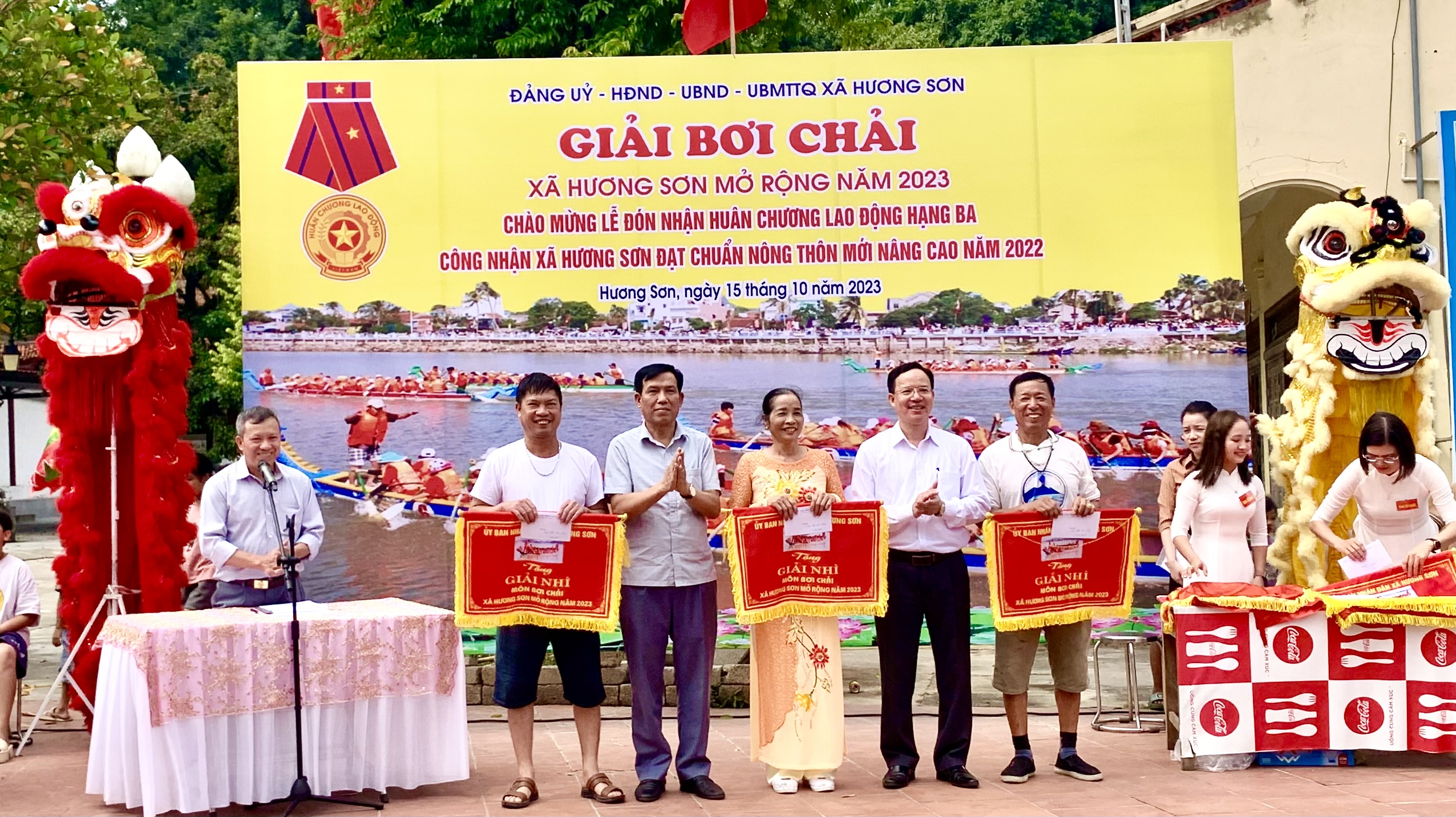Hàng nghìn người cổ vũ 12 đội thi bơi chải ở chùa Hương - ảnh 7