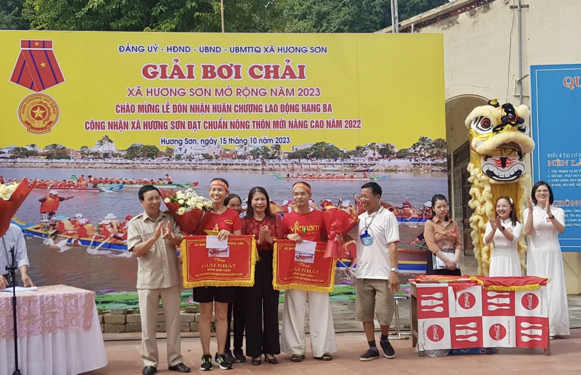 Hàng nghìn người cổ vũ 12 đội thi bơi chải ở chùa Hương - ảnh 6