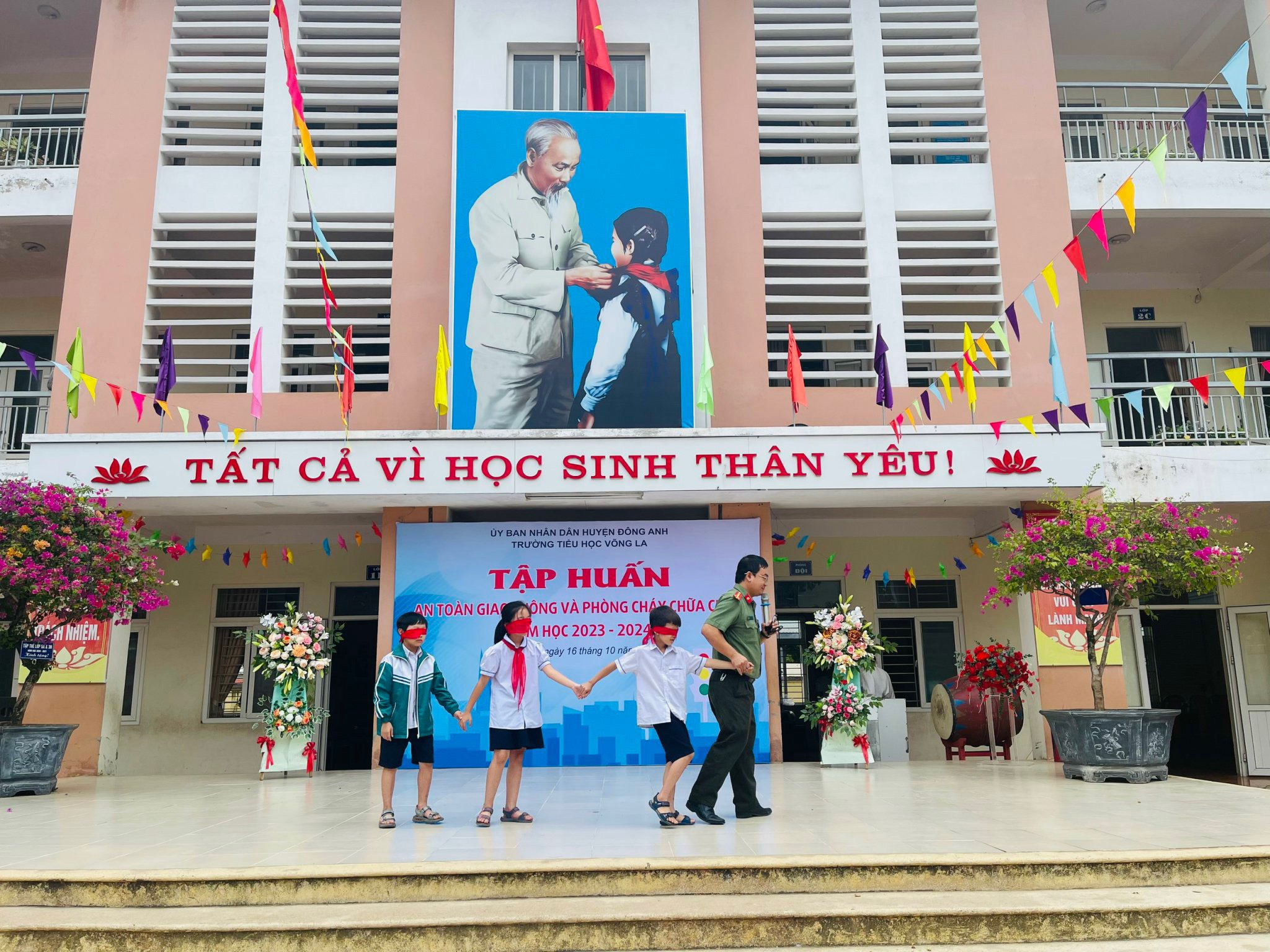 1.930 học sinh và giáo viên được tập huấn về an toàn giao thông và phòng cháy chữa cháy - ảnh 4