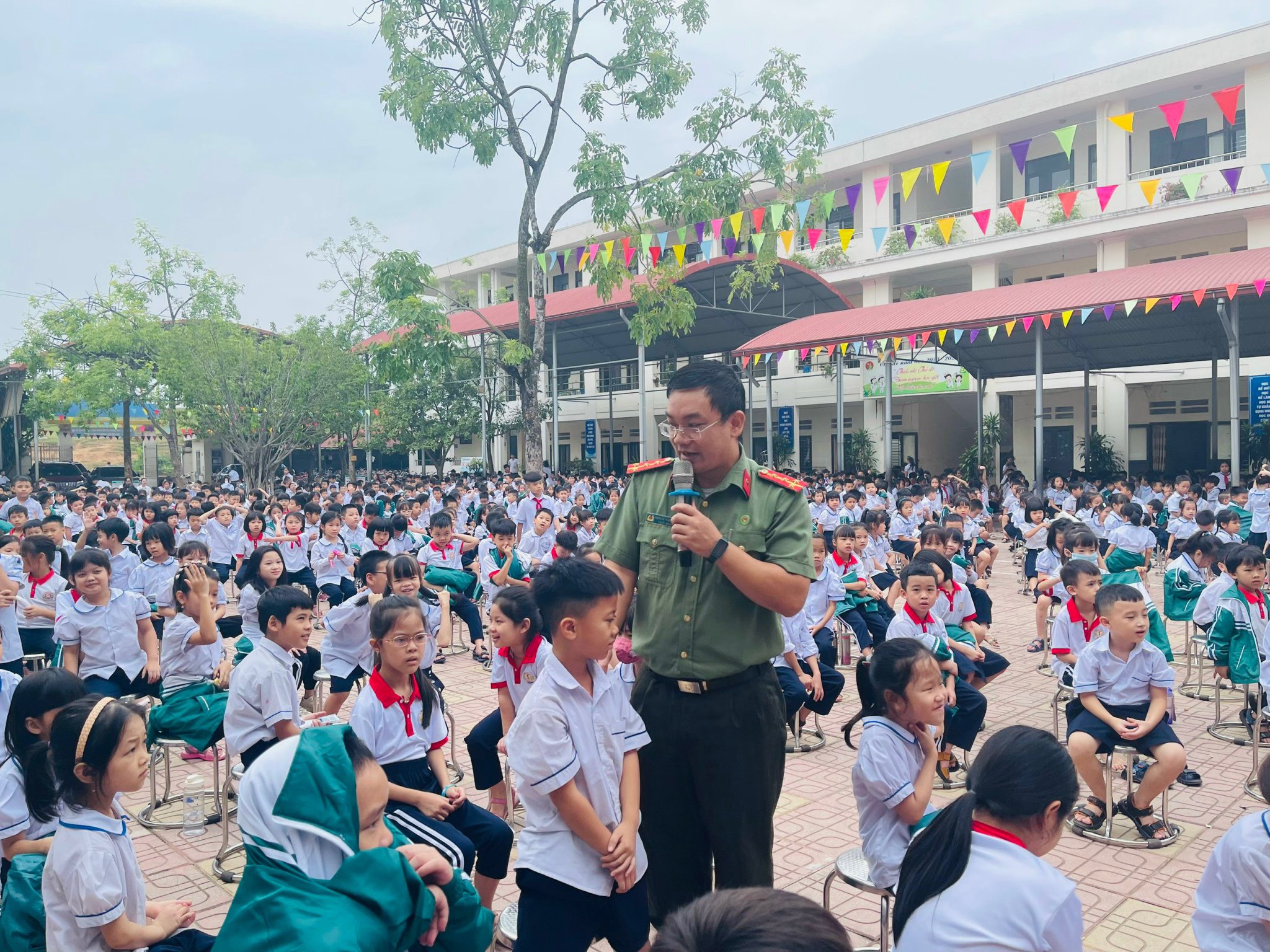 1.930 học sinh và giáo viên được tập huấn về an toàn giao thông và phòng cháy chữa cháy - ảnh 2