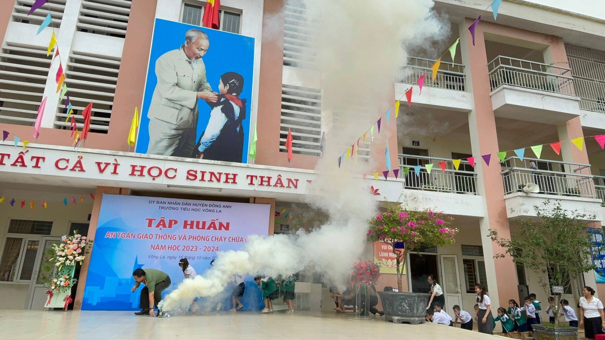 1.930 học sinh và giáo viên được tập huấn về an toàn giao thông và phòng cháy chữa cháy - ảnh 3
