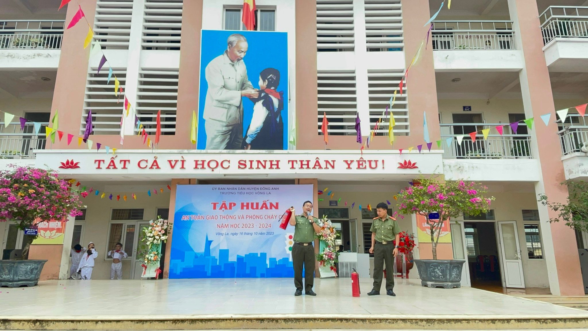 1.930 học sinh và giáo viên được tập huấn về an toàn giao thông và phòng cháy chữa cháy - ảnh 1