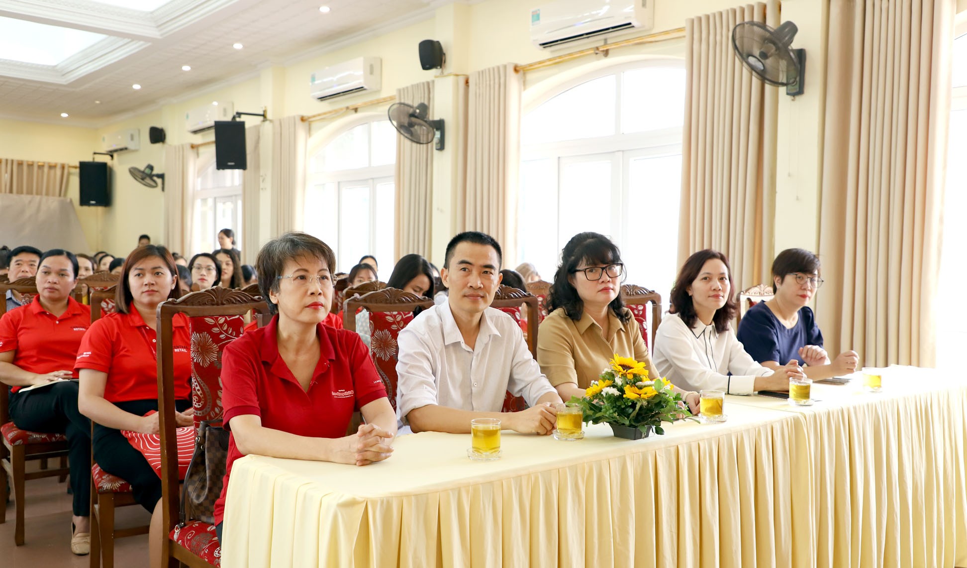 Đối thoại, giải đáp chính sách mới về tiền lương, bảo hiểm xã hội và sức khoẻ cho lao động nữ - ảnh 1