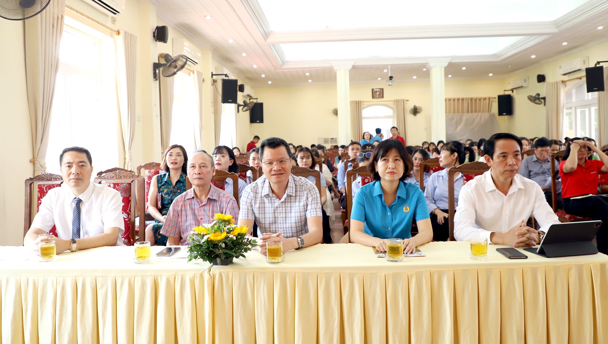 Đối thoại, giải đáp chính sách mới về tiền lương, bảo hiểm xã hội và sức khoẻ cho lao động nữ - ảnh 3