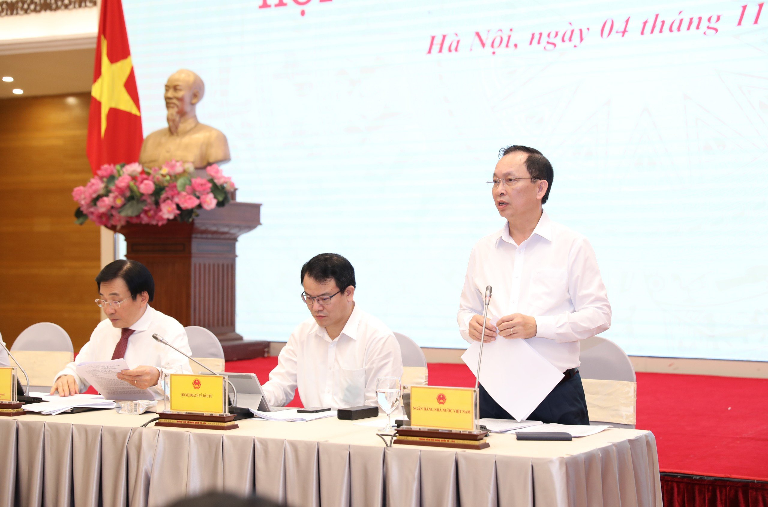 Yêu cầu giảm lãi suất để hỗ trợ doanh nghiệp theo chỉ đạo của Chính phủ - ảnh 1