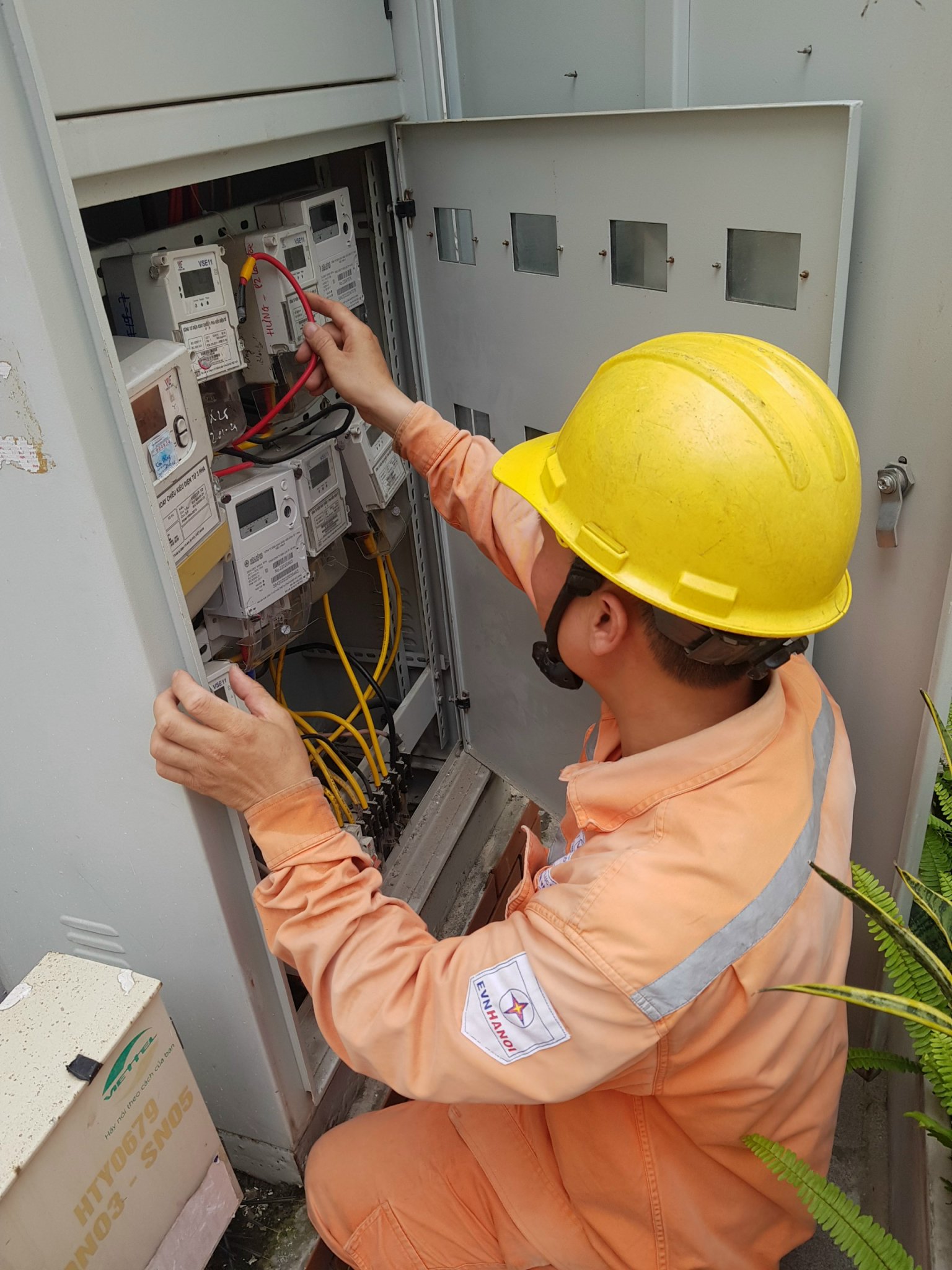 Từ 9/11, giá điện tăng 4,5% lên hơn 2.000 đồng/kWh - ảnh 1