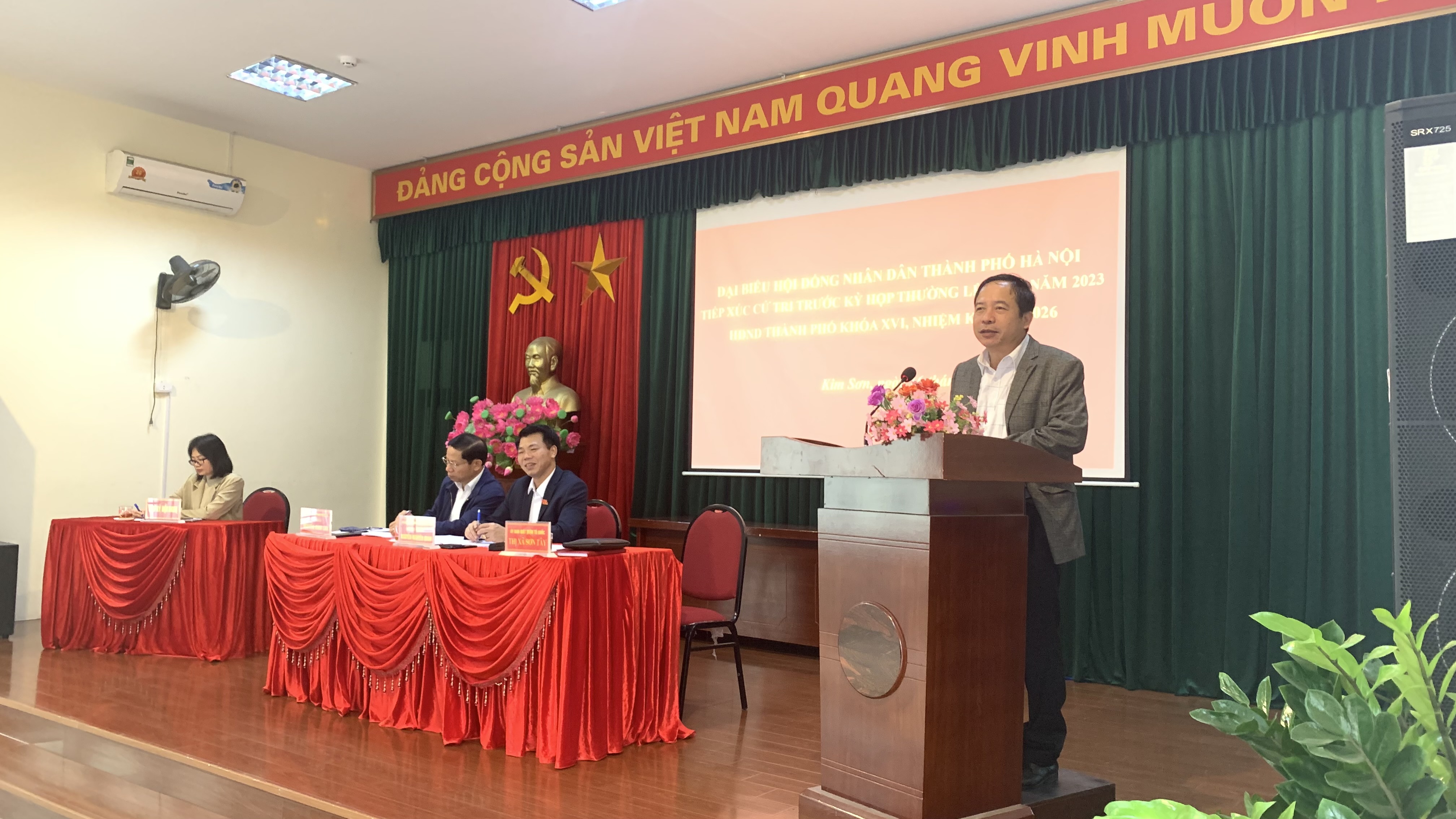 Cử tri thị xã Sơn Tây đề nghị điều chỉnh tuyến xe buýt - ảnh 2