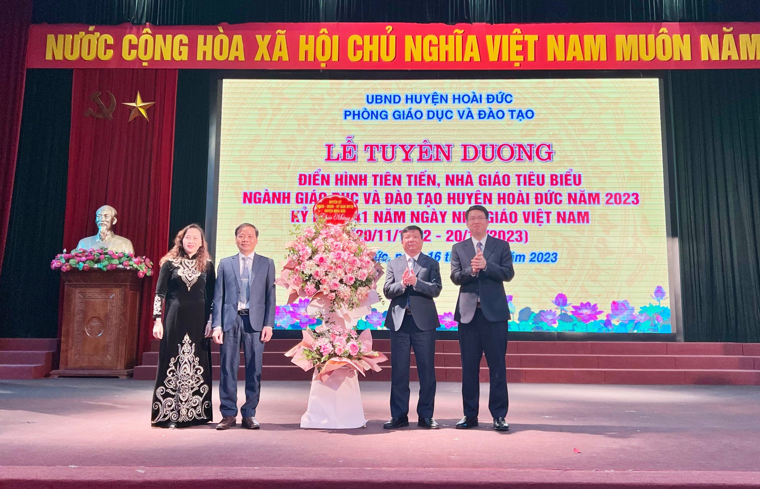 Hoài Đức: Tuyên dương nhiều điển hình tiên tiến và nhà giáo tiêu biểu - ảnh 2