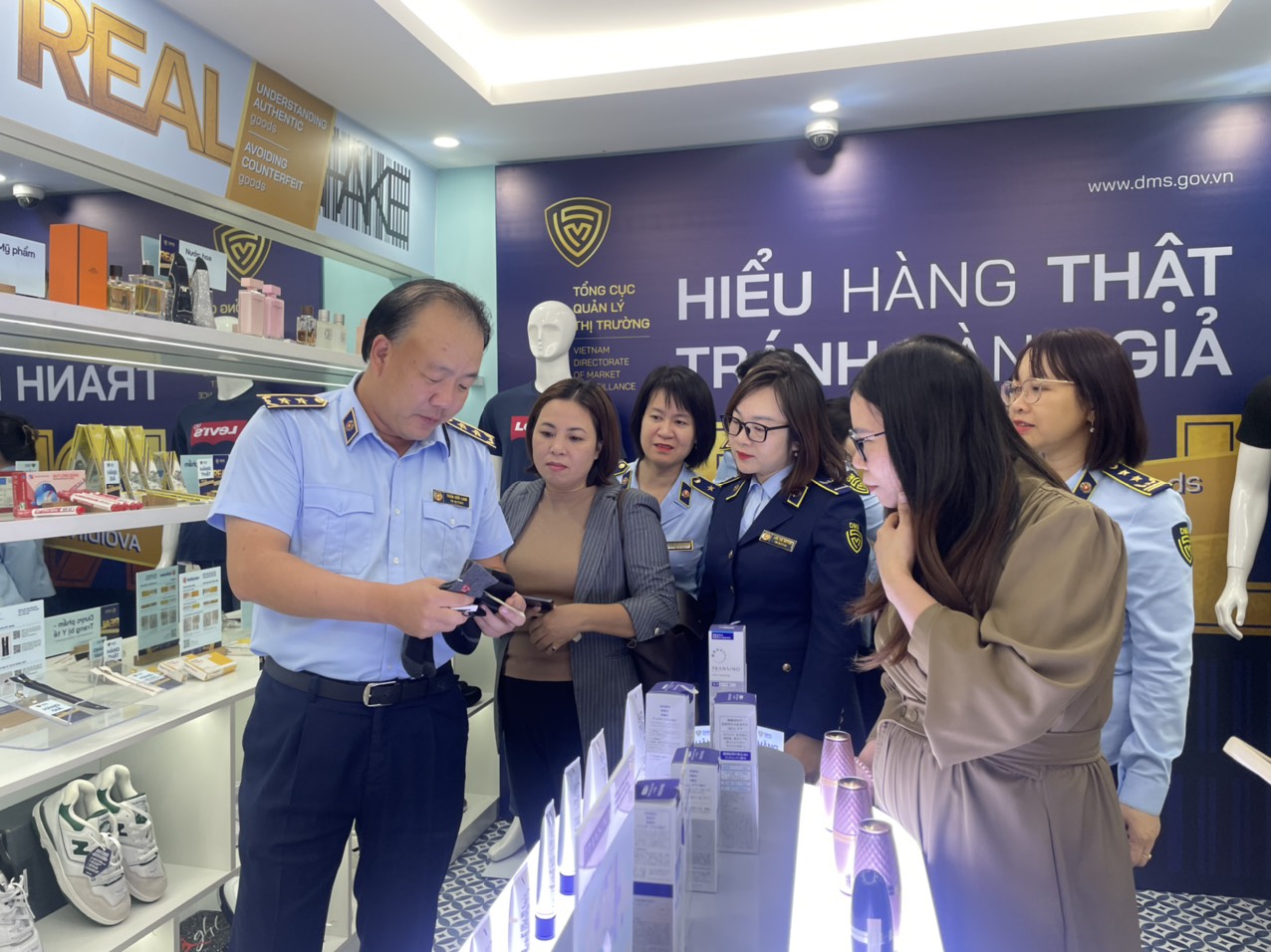 Trưng bày hơn 600 sản phẩm nhận diện hàng thật, tránh hàng giả - ảnh 3