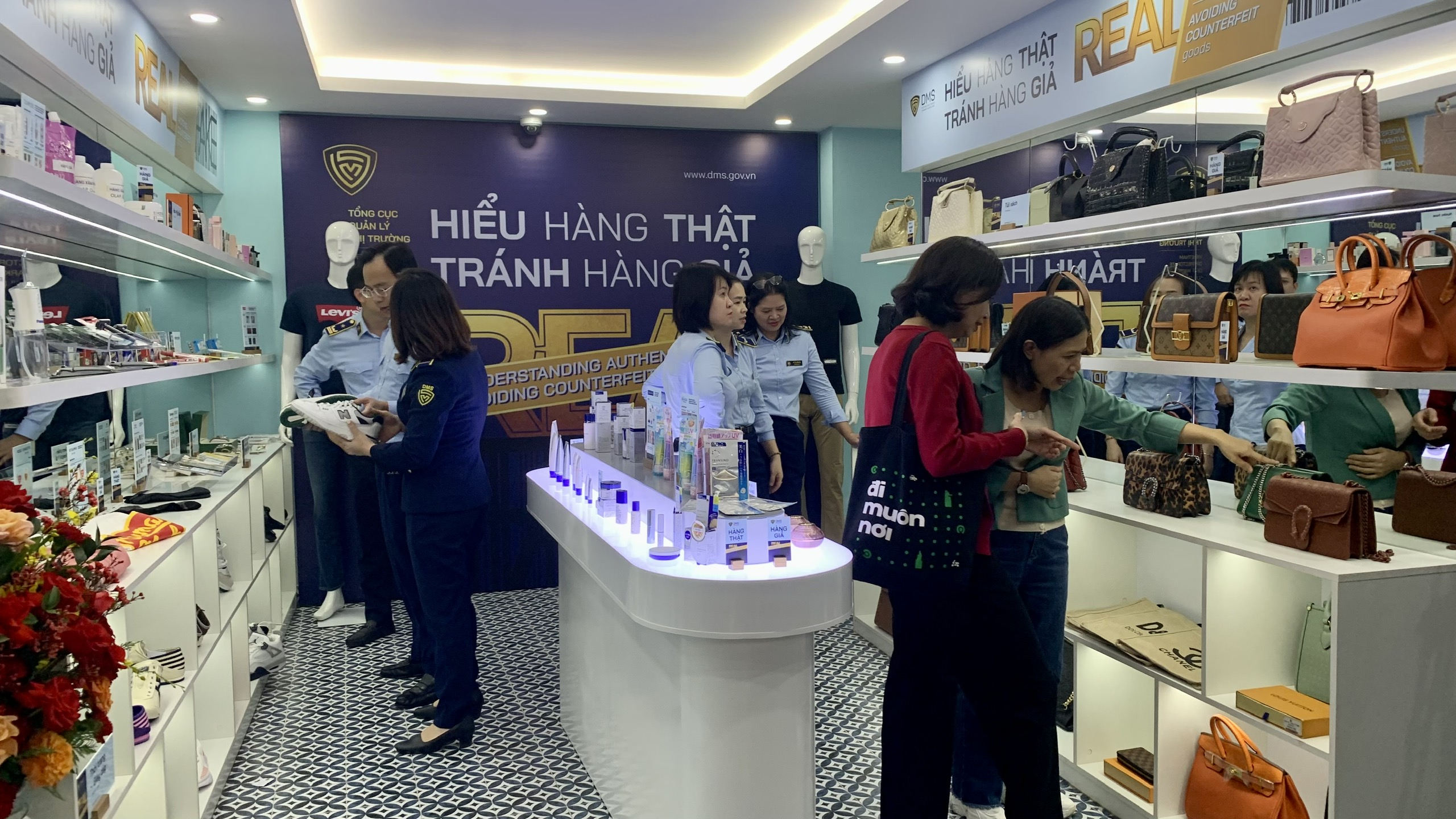 Trưng bày hơn 600 sản phẩm nhận diện hàng thật, tránh hàng giả - ảnh 4