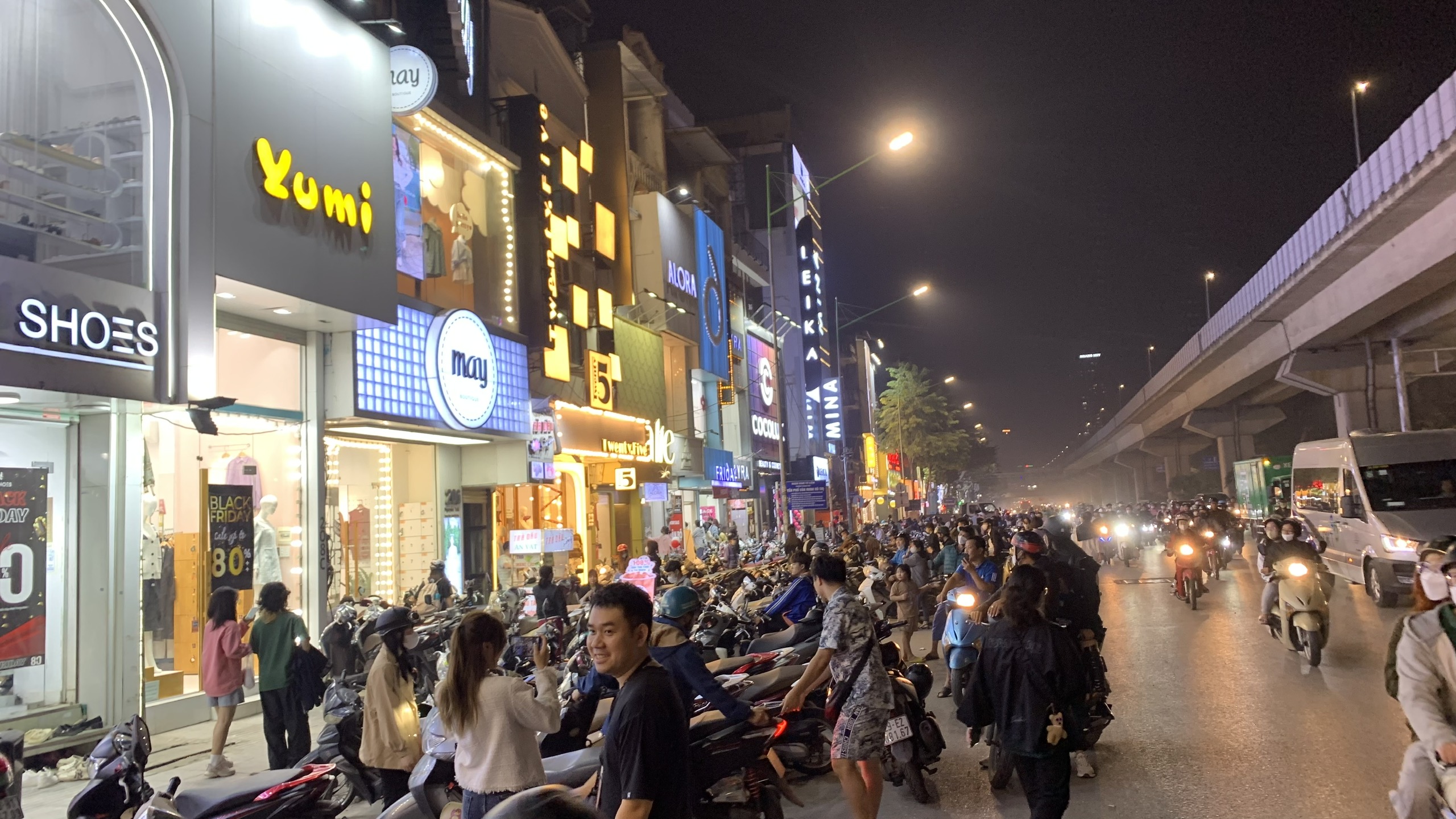 “Hà Nội đêm không ngủ” thu hút khách mua sắm với nhiều khuyến mại - ảnh 3