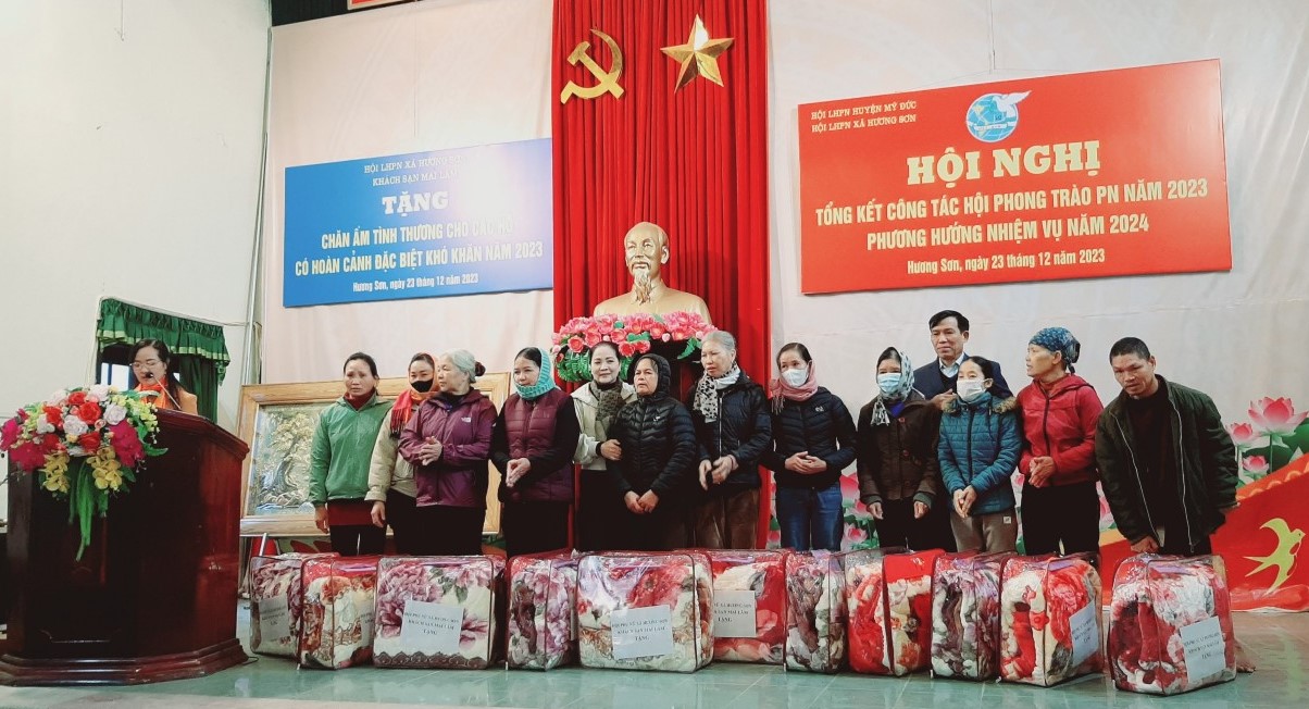 Hội LHPN xã Hương Sơn: Trao tặng 30 chăn ấm cho các gia đình có hoàn cảnh khó khăn - ảnh 3