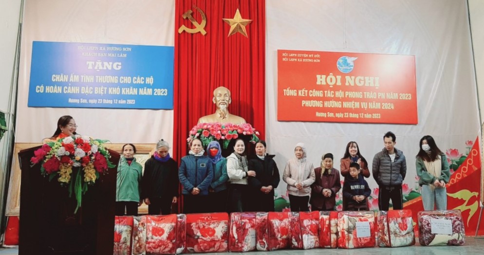 Hội LHPN xã Hương Sơn: Trao tặng 30 chăn ấm cho các gia đình có hoàn cảnh khó khăn - ảnh 2