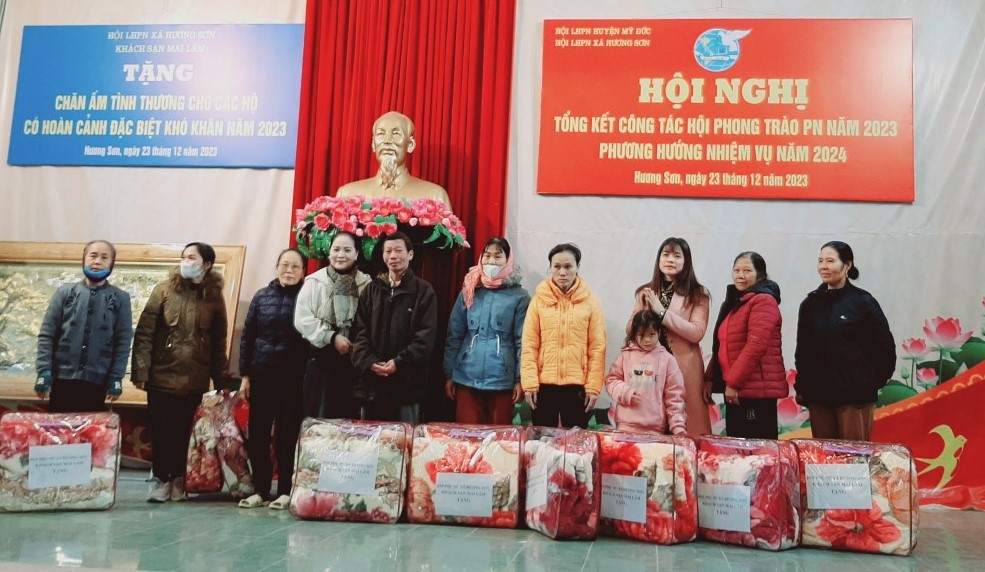 Hội LHPN xã Hương Sơn: Trao tặng 30 chăn ấm cho các gia đình có hoàn cảnh khó khăn - ảnh 4