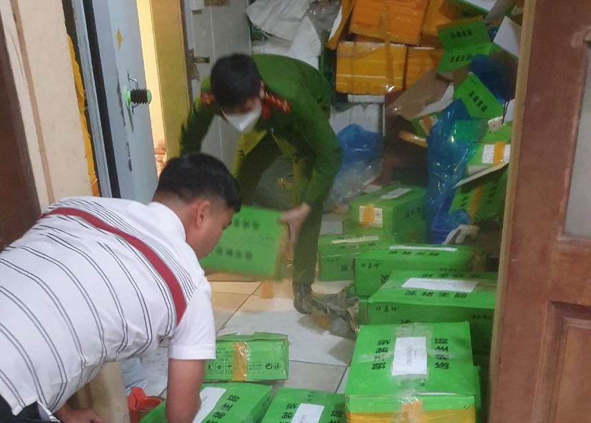 Đông Anh: Tạm giữ hơn 1,2 tấn tràng lợn ngả màu, bốc mùi, nghi nhập lậu - ảnh 3