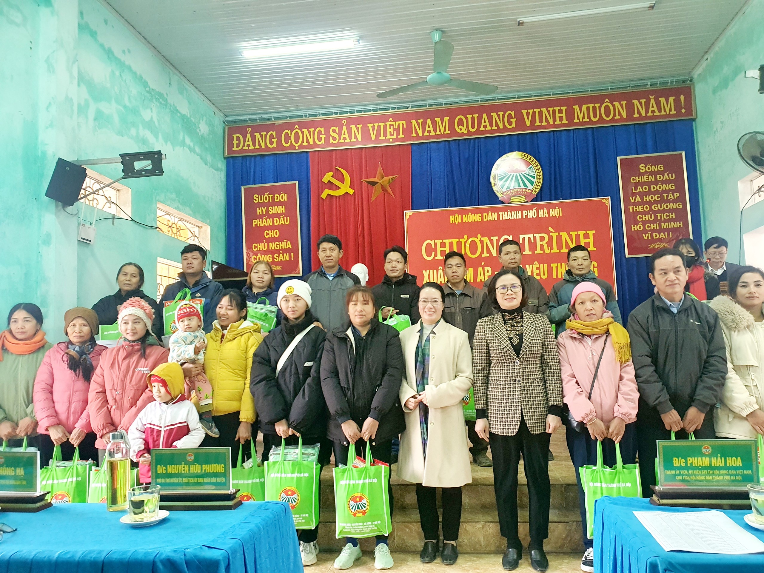 Ấm áp những món quà đến với các gia đình nông dân Hà Nội và các tỉnh - ảnh 2