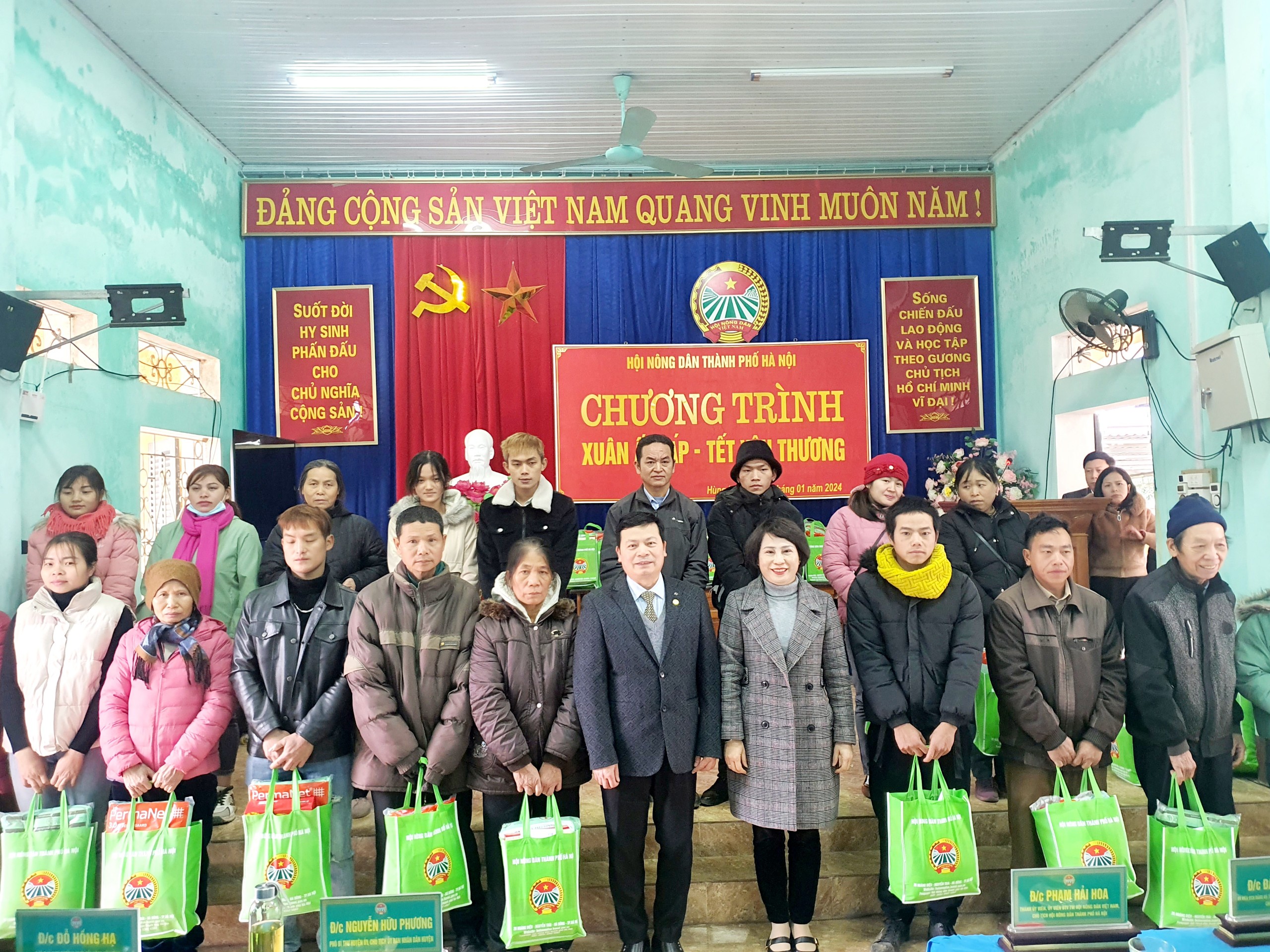 Ấm áp những món quà đến với các gia đình nông dân Hà Nội và các tỉnh - ảnh 8