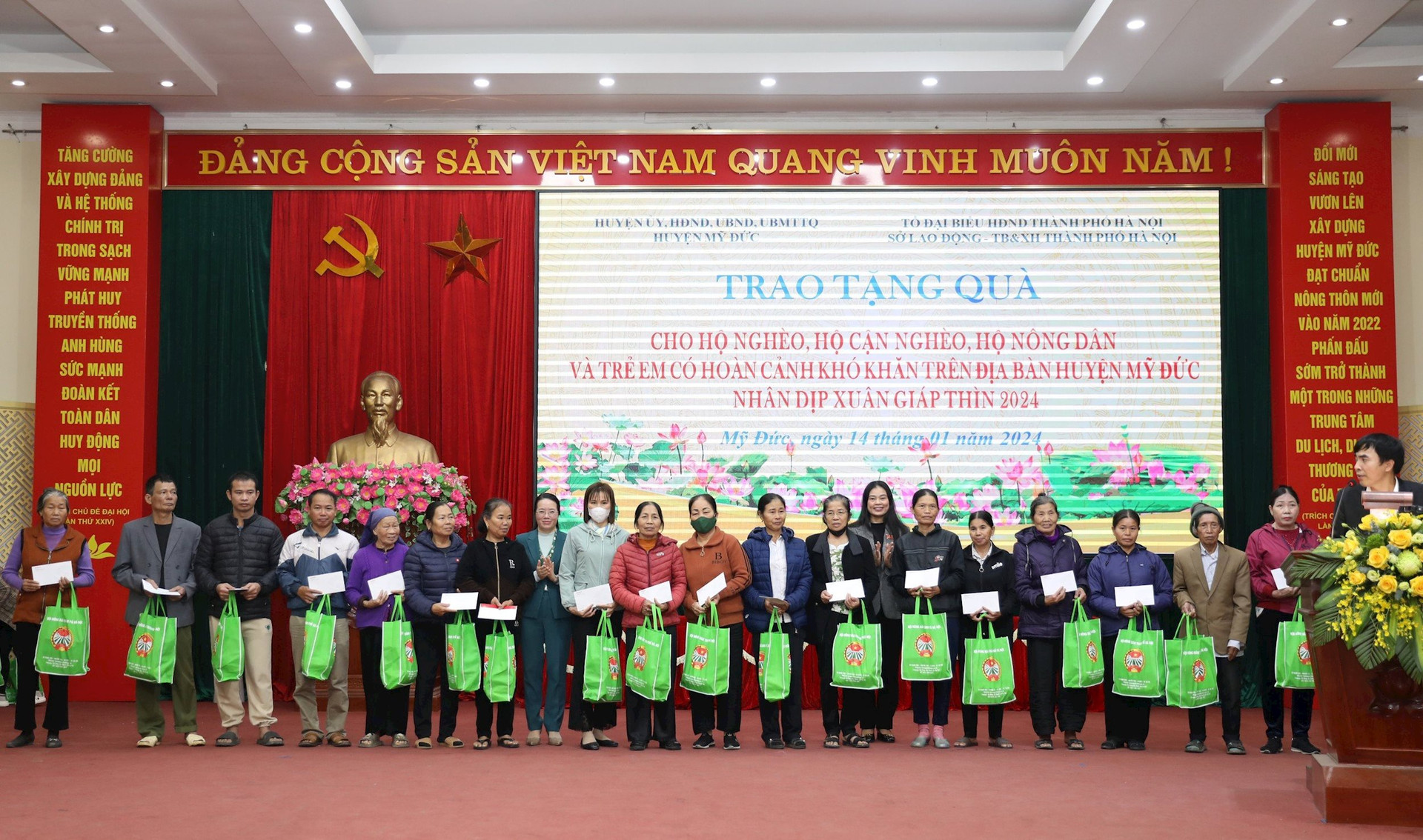 Ấm áp những món quà đến với các gia đình nông dân Hà Nội và các tỉnh - ảnh 7