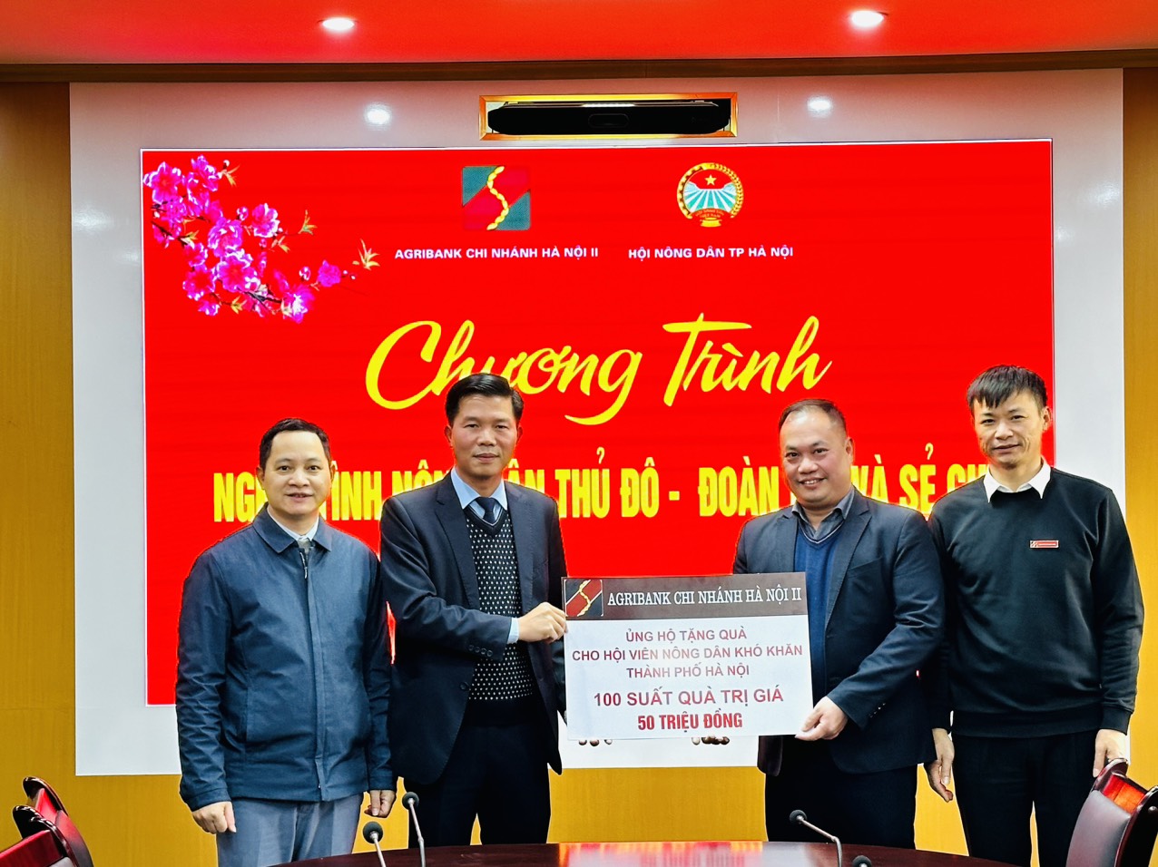 Ấm áp những món quà đến với các gia đình nông dân Hà Nội và các tỉnh - ảnh 5
