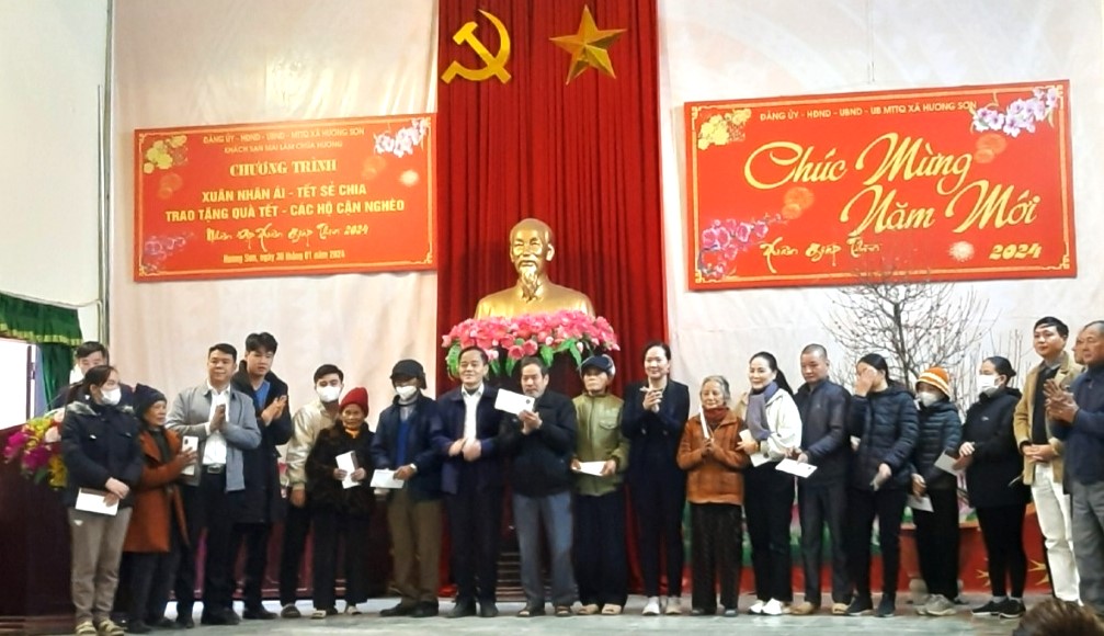 Xã Hương Sơn (Mỹ Đức) trao 85 suất quà cho hộ có hoàn cảnh khó khăn - ảnh 1