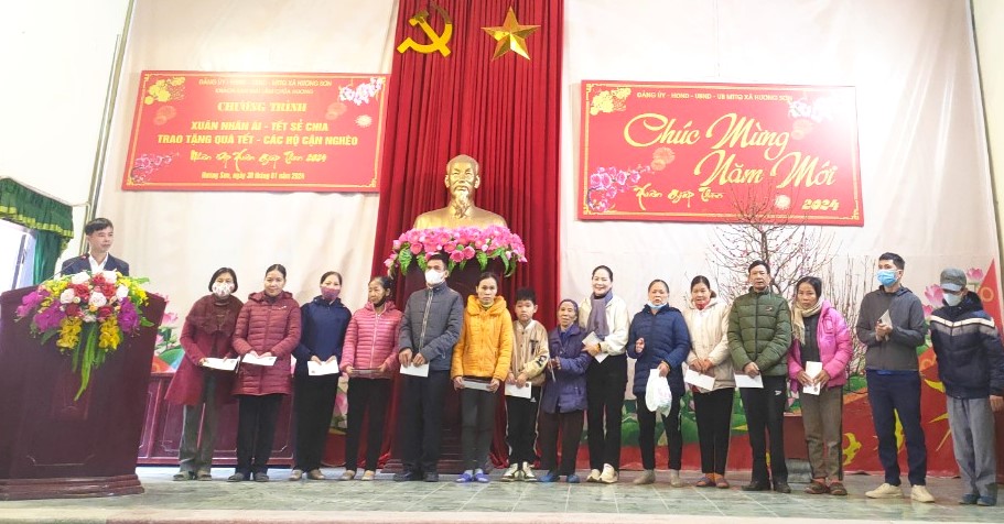 Xã Hương Sơn (Mỹ Đức) trao 85 suất quà cho hộ có hoàn cảnh khó khăn - ảnh 2