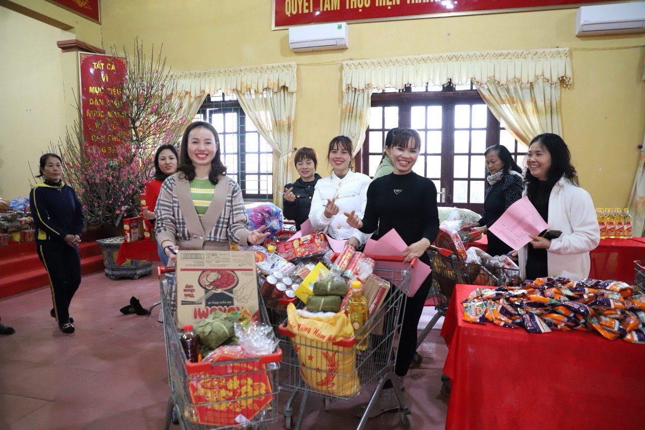 Phụ nữ xã Thư Phú (Thường Tín): Trao 156 phần quà Tết ấm yêu thương đến với phụ nữ - ảnh 3