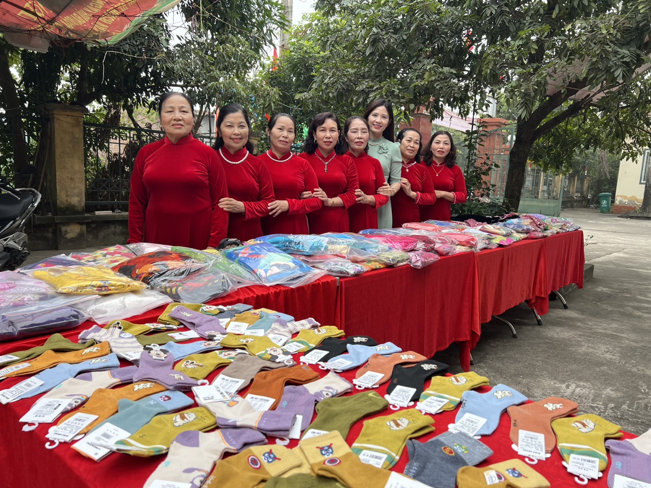 Phụ nữ xã Thư Phú (Thường Tín): Trao 156 phần quà Tết ấm yêu thương đến với phụ nữ - ảnh 6