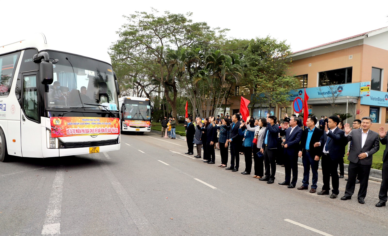 1.200 lao động Hà Nội lên những chuyến xe về quê đón Tết - ảnh 1