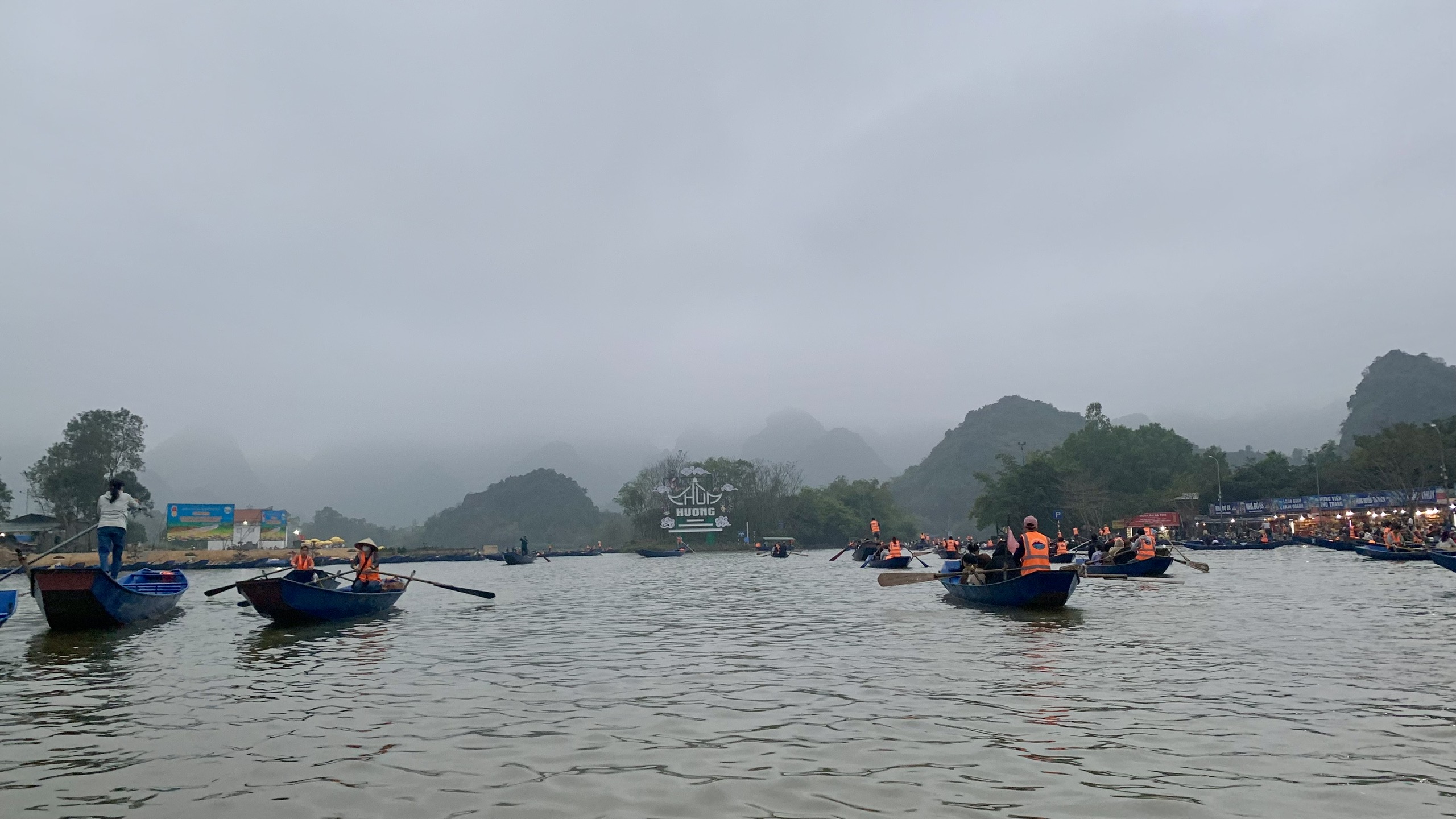 Trước giờ khai hội chùa Hương: Dòng người nườm nượp về miền đất Phật - ảnh 7