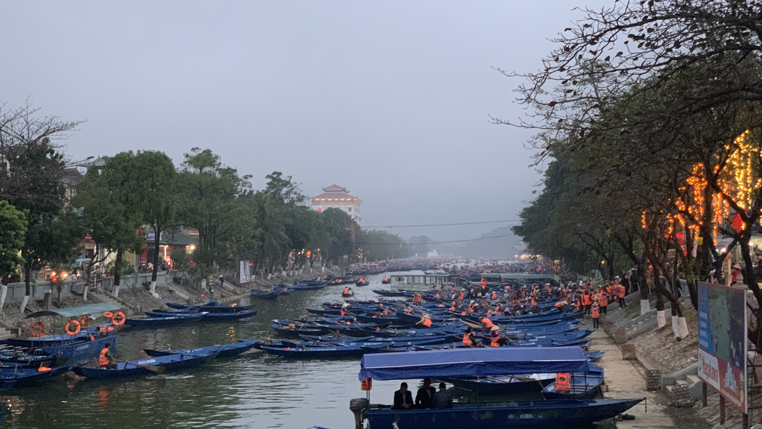 Trước giờ khai hội chùa Hương: Dòng người nườm nượp về miền đất Phật - ảnh 1