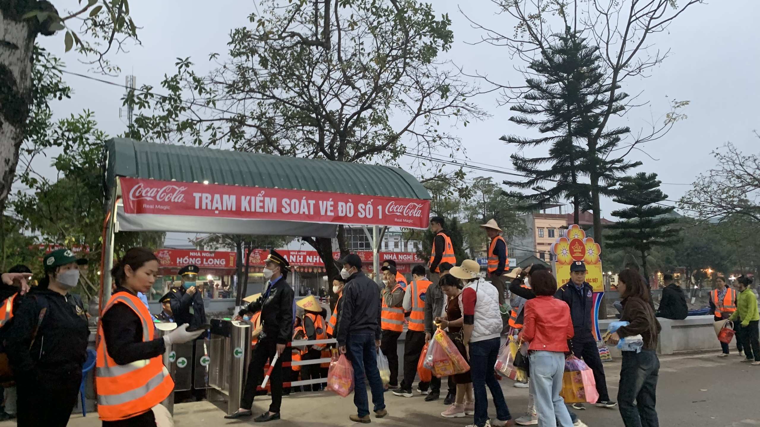 Trước giờ khai hội chùa Hương: Dòng người nườm nượp về miền đất Phật - ảnh 2