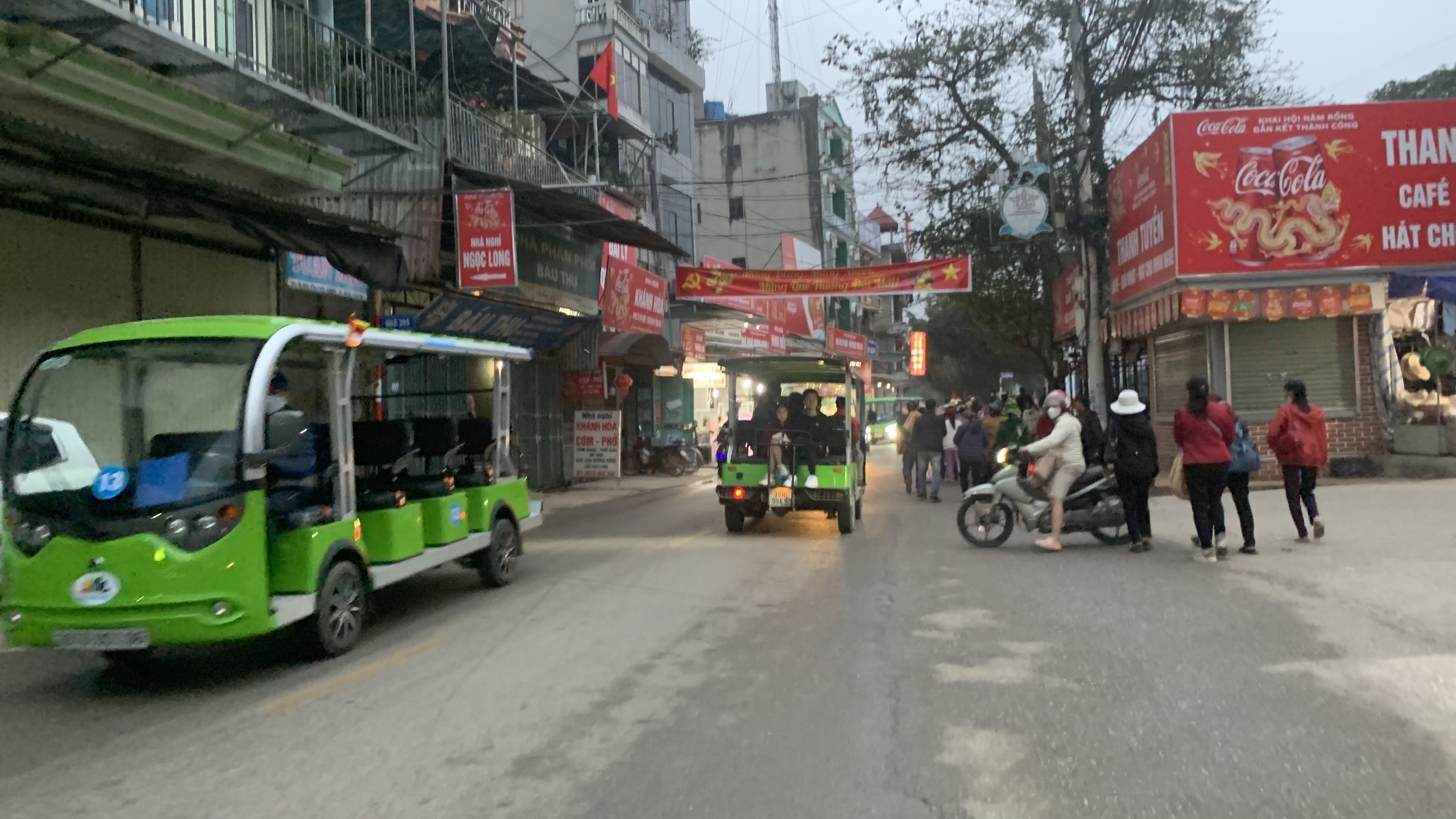 Trước giờ khai hội chùa Hương: Dòng người nườm nượp về miền đất Phật - ảnh 3